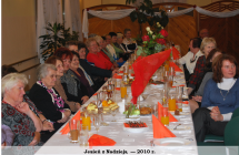 Czlonkowie Stowarzyszenia Nadzieja przy stole podczas Dnia Seniora 2010 rok