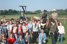 Czlonkowie Stowarzyszenia Nadzieja podczas wycieczki do Biskupina 2009 rok