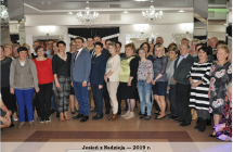 Czlonkowie Stowarzyszenia Nadzieja wraz z wojtem podczas Dnia Seniora 2019 rok