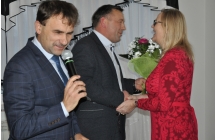 Wójt i przewodniczący rady gminy składają życzenia prezes stowarzyszenia Nadzieja