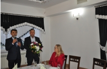 Wójt i przewodniczący rady gminy składają życzenia prezes stowarzyszenia Nadzieja