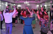 Czlonkowie spotkania w radosnym tancu