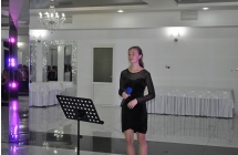 Ciemno ubrana dziewczyna z mikrofonem