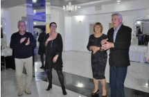 Dwie kobiety i dwoje mezczyzn na sali
