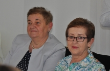 Dwie kobiety pozujace do fotografii