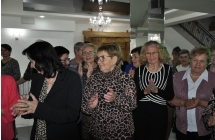 Grupa kobiet klaszczacych na sali