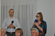 Kobieta i mezczyzna z mikrofonami