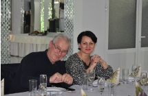 Kobieta i mezczyzna usmiechajacy sie do zdjecia
