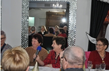 Kobieta trzymajaca mikrofon