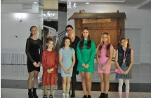 Kobieta w towarzystwie szesciu mlodych dziewczyn