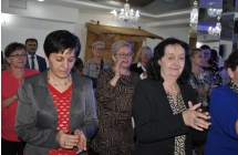 Kobiety i mezczyzna w tle