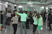 Ludzie bawiacy sie na sali