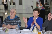 Kobieta bijaca brawo
