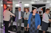 Mezczyzna i cztery kobiety na parkiecie