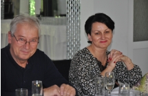 Mezczyzna i kobieta pozujacy do zdjecia przy stole