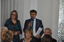 Mezczyzna mowiacy do mikrofonu