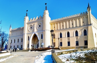 Zamek w ośnieżonym krajobrazie 