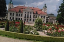 Malowniczy pałac osadzony w dużym parku 