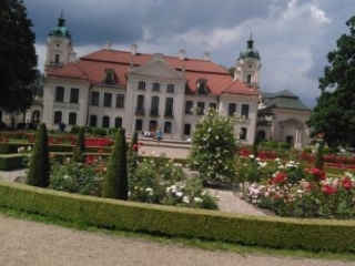 Malowniczy pałac osadzony w dużym parku 