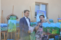 Usmiechnięty mężczyzna i kobieta przy obrazach 