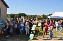  Kilkudziesięcioro uczestników pleneru malarskiego 