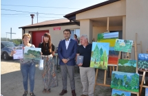 Dwoje mężczyzn i kobiet przed salą straży 