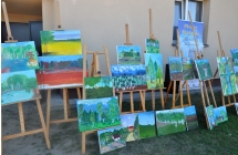Kilkanaście obrazów na sztalugach 