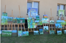 Wystawa obrazów na sztalugach