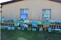Wystawa obrazów na sztalugach 