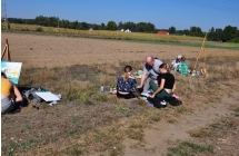 Dziewczynki rozpoczynające prace nad malowaniem obrazów 