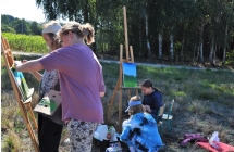 Cztery dziewczynki, po dwie w grupie malują obrazy 