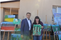 Kobieta trzymająca obraz i mężczyzna 