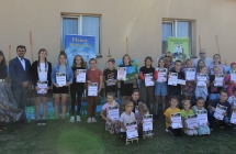 Kilkudziesięcioro uczestników pleneru malarskiego 