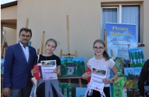Mężczyzna i dwie dziewczynki z dyplomami 