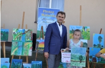 Dziewczynka i mężczyzna na tle obrazów 