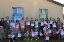 Kilkudziesięcioro uczestników pleneru malarskiego 