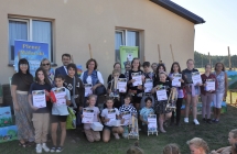 Kilkonaścioro uczestników pleneru malarskiego 