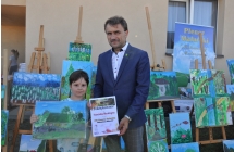 Chłopiec i mężczyzna na tle wystawy obrazów 