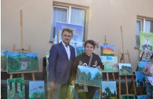 Wyraźnie zadowolona dziewczynka wraz z mężczyzną 