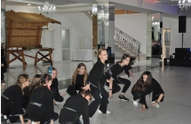 Grupa taneczna na sali bankietowej 