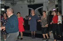 Kobiety i mężczyźni bawiący się na sali bankietowej 