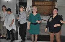 Pięć kobiet bawiących się na sali bankietowej 