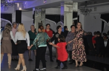 Grupa ludzi bawiących się na parkiecie 
