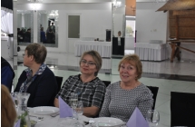 Trzy uśmiechnięte kobiety przy stole w restauracji 