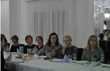Sześć kobiet przy stole w restauracji 