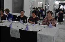 Pięć kobiet siedzących przy restauracyjnym stole 