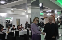 Uśmiechnięta kobieta wraz z mężczyzną w restauracyjnej sali