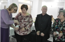 Trzy kobiety i mężczyzna na sali restauracyjnej 