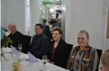 Dwie kobiety i dwoje mężczyzn siedzących przy stole w restauracji 