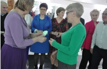 Kobieta dająca legitymacje drugiej kobiecie 